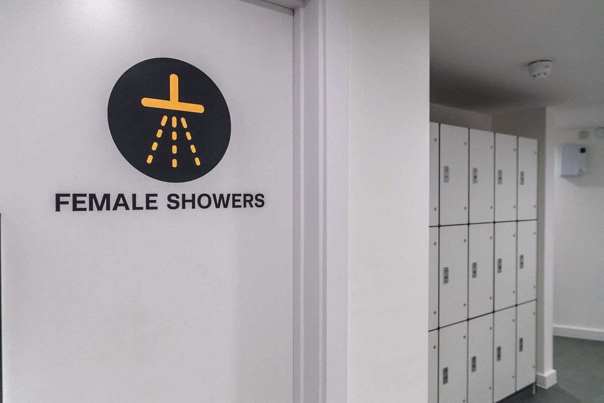 trinity_MCR's tweet image. At #TRINITYmcr we provide both male and female changing rooms, equipped with lockers, shower facilities and communal bike storage. 

To book a viewing, contact @Savills @edwardsco_mcr @helicalplc 

#helicalplc #manchesterworkspace #mcrworkspace #manchester #cityoffice