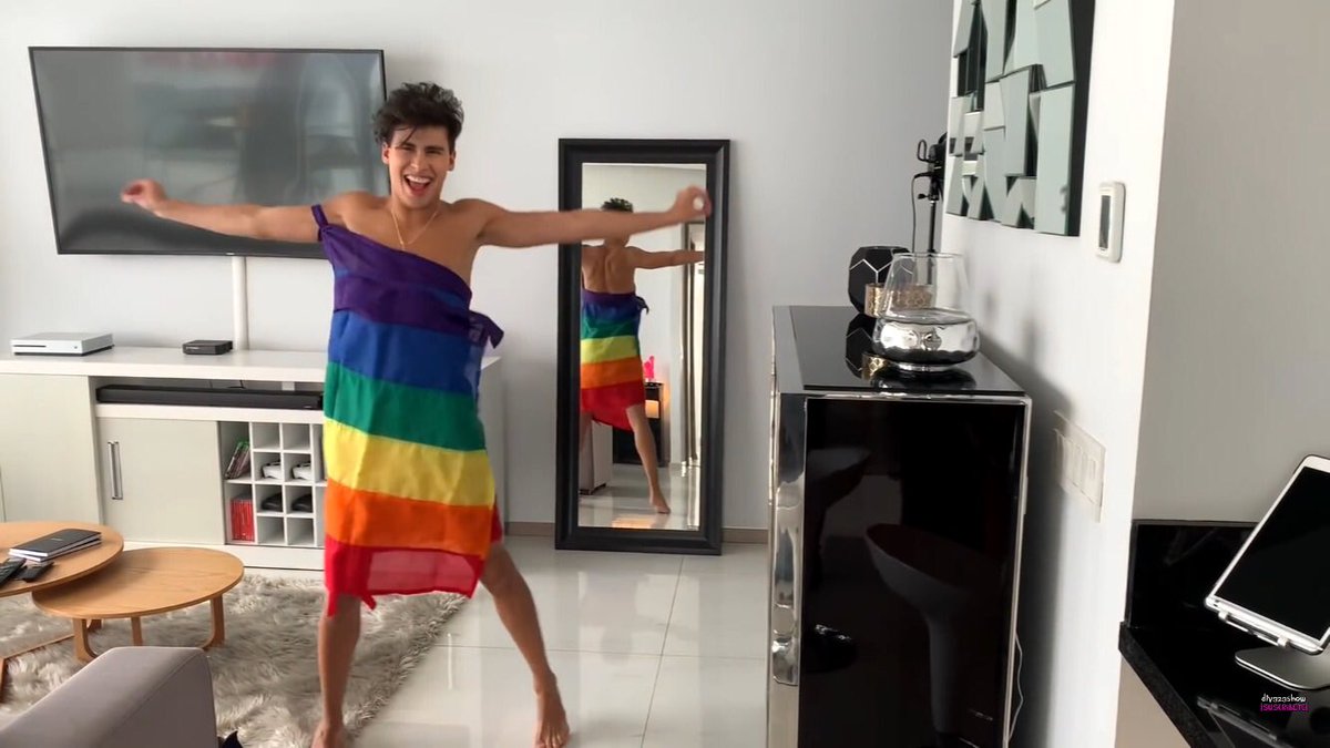 Gxxtto's tweet photo. Mis amigos: ¿tú crees que sea fácil para ti salir del closet? Será difícil. 

Me: https://t.co/FAGh67wiz6