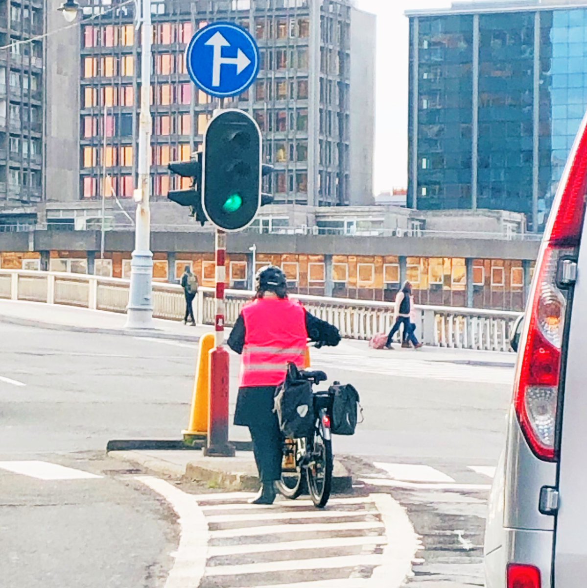 ThalieYoung's tweet photo. Nous, à Liège y’a le mouvement pacifiste des gilets roses #fluos
Ils manifestent seuls, à vélo, sans violence ni rassemblement ! https://t.co/GelrGbPCgo