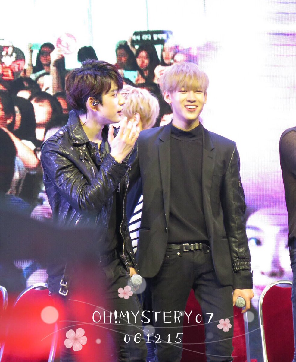 OHMYSTERY07's tweet photo. 061215 fanmeeting in Singapore ❤️ 진뱀 ㅠㅠㅠ 😭😭😋😋💕💕 #뱀뱀 #진영 #GOT7 #갓세븐 #진뱀 https://t.co/cvZhINWrjE
