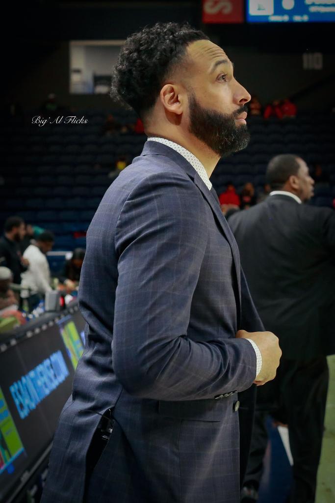 bigalflicks's tweet photo. Coach Hernandez × Coach Johnson✔
•
•
•
@TigersWilson @CoachTeeJohnson @HsdcWilson @WilsonHSBBall @DCSAASports @rsnsports1DMV @AlvinChapman_ @Houzmazoo https://t.co/q7lqG4ubUM