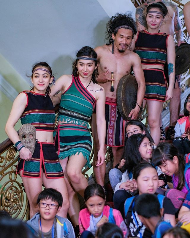 jeromekeinborg's tweet photo. À voir si vous passez à #Saigon le très beau spectacle de @luneproduction #tehdarshow #aoshow . Ici les acteurs/chanteurs/acrobates/danseurs après le spectacle #vietnam #vietnamtravel #saigon #hochiminhcity #saigonoperahouse #tehdar #luneproduction #aosh… https://t.co/AfR3vIKsEt https://t.co/W6xLIXoDAQ