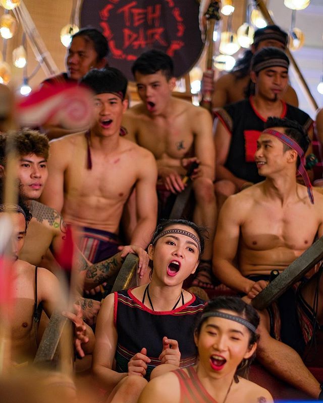 jeromekeinborg's tweet photo. À voir si vous passez à #Saigon le très beau spectacle de @luneproduction #tehdarshow #aoshow . Ici les acteurs/chanteurs/acrobates/danseurs après le spectacle #vietnam #vietnamtravel #saigon #hochiminhcity #saigonoperahouse #tehdar #luneproduction #aosh… https://t.co/tAX2RNaDuU https://t.co/hM4TqEp3rB