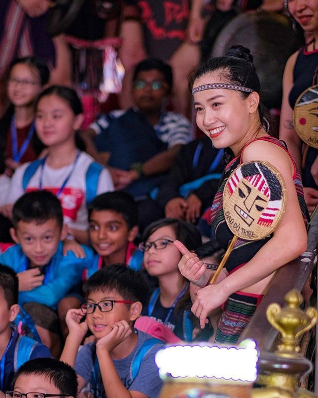 jeromekeinborg's tweet photo. À voir si vous passez à #Saigon le très beau spectacle de @luneproduction #tehdarshow #aoshow . Ici les acteurs/chanteurs/acrobates/danseurs après le spectacle #vietnam #vietnamtravel #saigon #hochiminhcity #saigonoperahouse #tehdar #luneproduction #aosh… https://t.co/50Op2cP6Gg https://t.co/vGmnPQ0kJg
