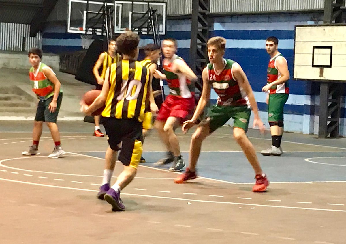 BasquetTotal's tweet photo. #FormativasxBT | ORO JOVEN
@GeovaAprile_MLV estuvo presente en el debut de Peñarol de local en Sub 20 y te cuenta su triunfo ante Aguada Verde, con nota a Paul Gardiol
👉https://t.co/0Ps46X2X1S https://t.co/mZ0q3zkuOr