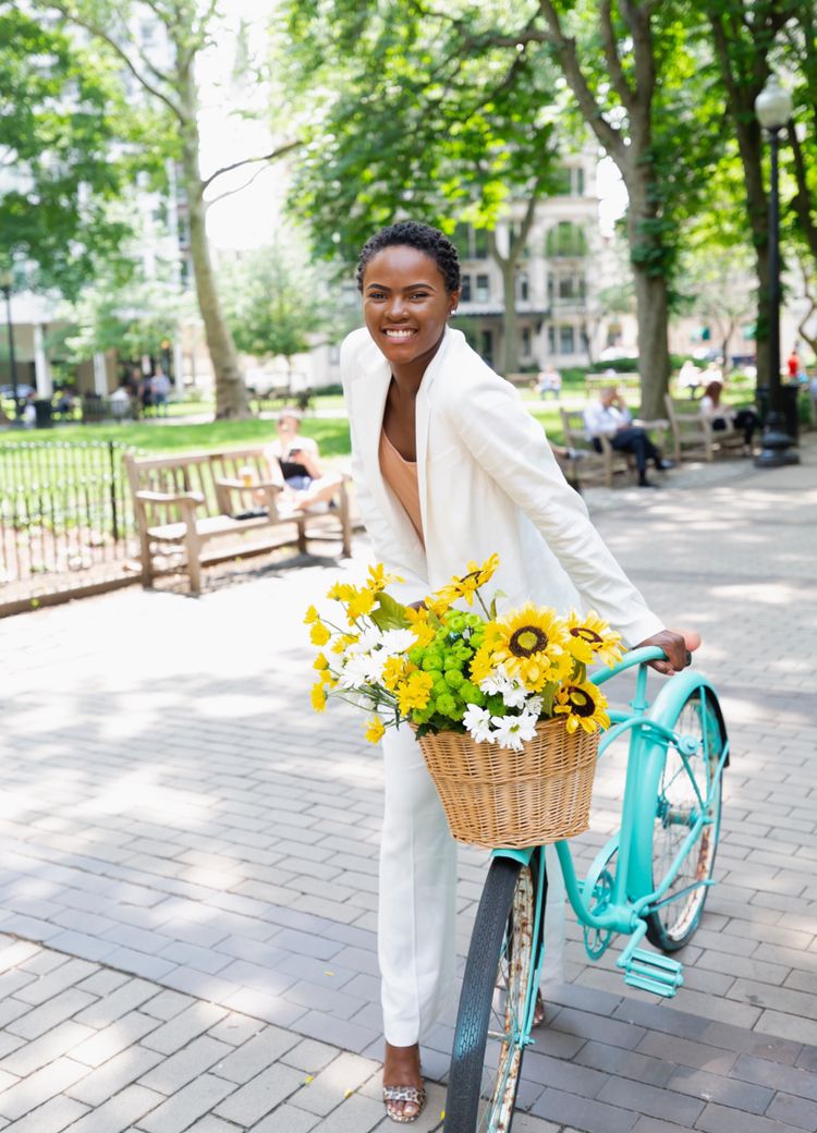 QweensMagazine's tweet photo. Who else is so ready for #springtime? 🙋🏿♀️
Happy Monday Qweens!
📸: @iamasadugger
.
.
.
.
.
#newseason #spring #Flowers #melaninbeauty #melaninpoppin #torontomagazine #blackowned #qweens #representationmatters #beautyfordarkskin https://t.co/CblQrajEyi