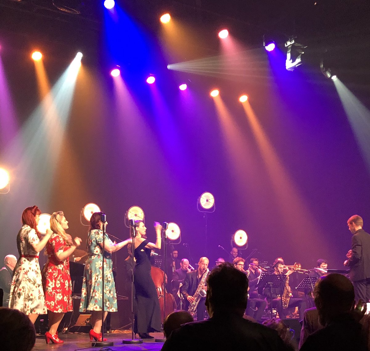 GLENN MILLER ET LES INOUBLIABLES ramènent le Forum aux années 50 avec plaisir...