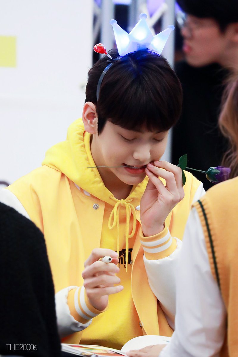 SEPTEMBER_2BOYS's tweet photo. 190317 🐰🌙💜 I AM A ROSE. 🌹   #TXT #SOOBIN #TOMORROWXTOGETHER  
#최수빈 #수빈 https://t.co/9pLTETqkf0