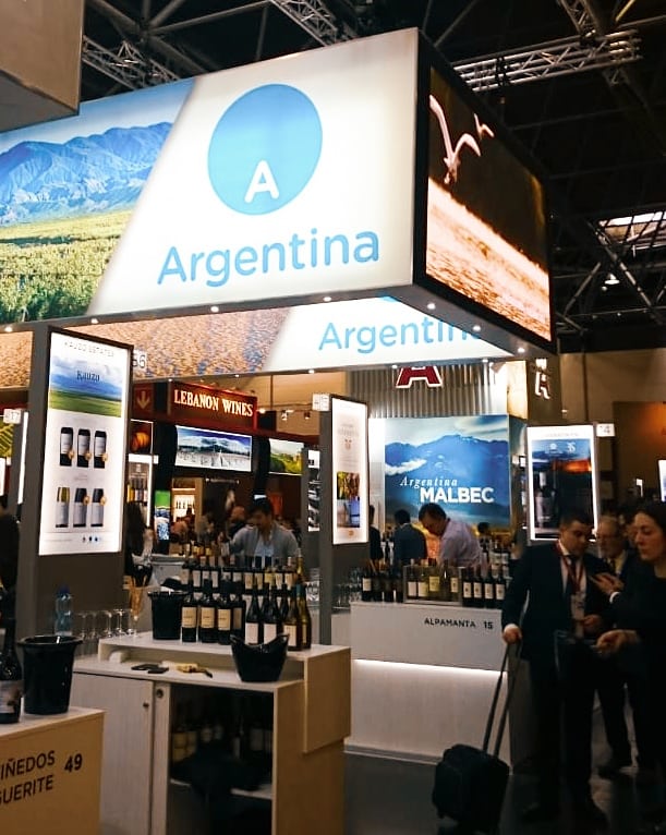 BodegasSH's tweet photo. ¡Estamos aquí!
Otro año más siendo participes de la feria de vinos más prestigiosa del mundo ProWein
#nina #cabernetfranc #medalladeoro un gran orgullo.
.
.
#valledeaminga #prowein #prowein2019
#bodegassanhuberto #larioja #wines #vino #winery #winelover #sommelier #vinoargentino https://t.co/LoKfx7AqVT