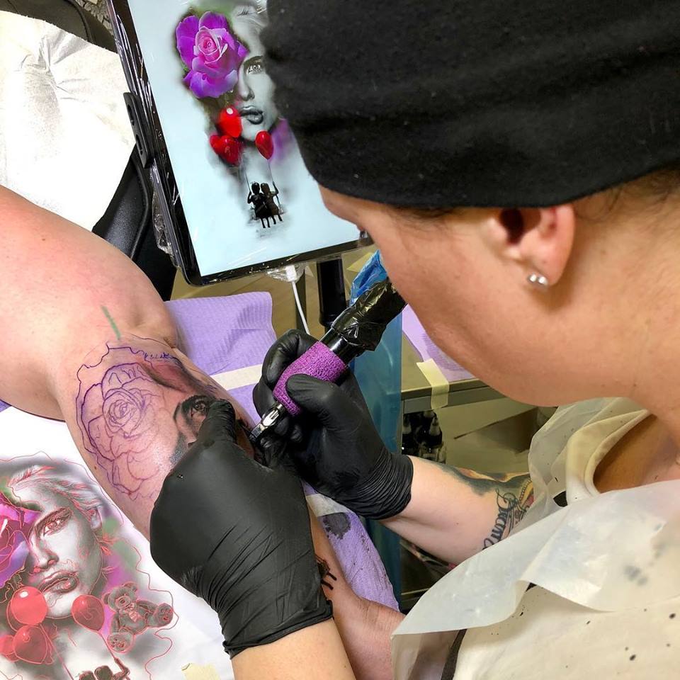 bhillstattoo's tweet photo. LIVE TATTOO
Other arm in progress
Tattoo Artist @larabhills

Info &amp; Booking
☎️0495972925
📧info.bhills@gmail.com
https://t.co/XBef0mXAYg

#BHillsTattooCompany
#LaraTonioloTattooArtist
#BlackandGreyTattoo
#RealisticTattoo
#ColoredTattoo
#TattooArtist
#TattooArm
#Tattoo
#INK https://t.co/2MJ6CJgZWc