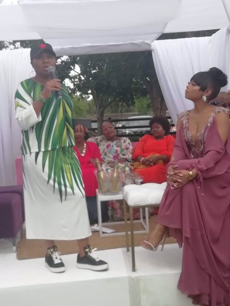 athivuyo's tweet image. Bathi Lindiwe Zulu looks like the Forever Living toothpaste here 🤣🤣🤣

#BeingBonang #Bonang #LindiweZulu #HouseOfBNG