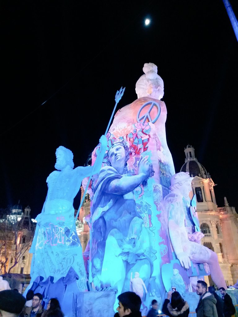 pobresviajamos's tweet photo. No hemos dado muchas señales de vida estos días, pero es que estamos viviendo las #Falles2018 a tope y no nos da la vida. Pero aquí va alguna foto
⬇️⬇️⬇️ https://t.co/qqTuLCWLXw
