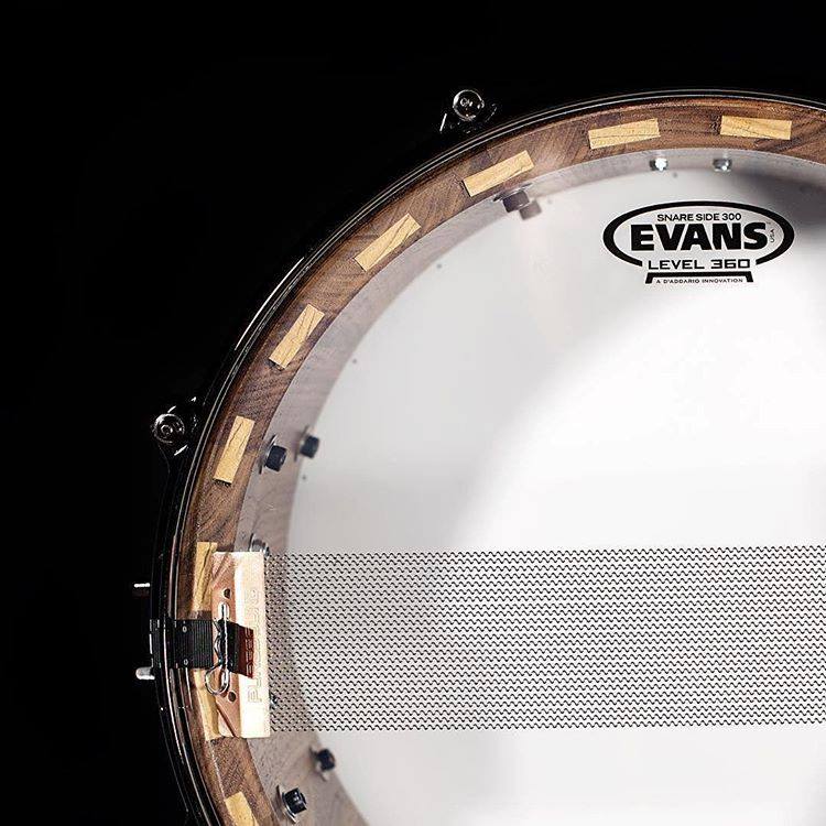 EVANSDrumheads's tweet photo. Do you prefer a dry snap or a lively buzz from your snare?
.
Our #PureSound snare wires come in over 30 variations so you can take control of your sound.
.
#DrumFam #EvansDrumheads #Level360 https://t.co/TIyuvwNdcP