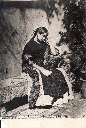 PropylaeumAnt's tweet photo. Fotografía de mujer con una carta en la mano.Jean Laurent la tomó en Valencia,hacia 1855,y la llamó "La mala noticia" @MuseodelTraje FD000963 #fotografía @rabasf #indumentaria @arxivers @AjuntamentVLC @grafosfera #escritura @SandraFerrerV #lectura @MujeresIgualdad #paleografía https://t.co/YPsugCEy8j
