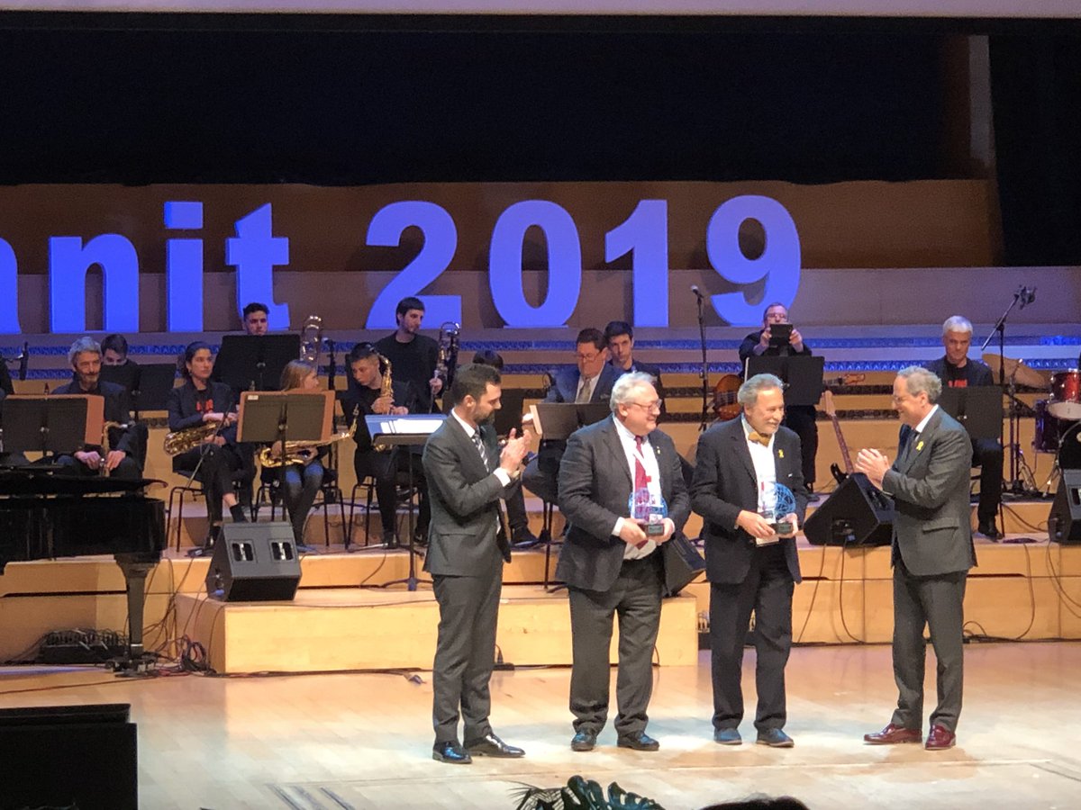 jordirmauri's tweet photo. Disfrutant dels reconeixements als amics. Reconeixement d’Honor a @medina_manel a #lanit2019 . Moltes felicitats!

@esCERT_UPC @UPC_School https://t.co/VJHTPMmCoz