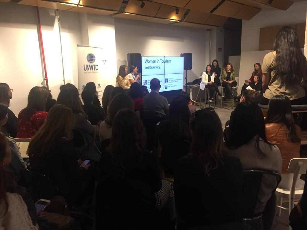 El Panel de expertas del Women in Tourism and Diplomacy. Modera <a href="/NataliaBayona/">Natalia Bayona 🇺🇳</a> y participan Taryn Andersen de @THCAP Venture Capital, Sandra Carvao de <a href="/UNWTO/">UN Tourism</a>  y Alicia Gómez de <a href="/UNWTO/">UN Tourism</a>.