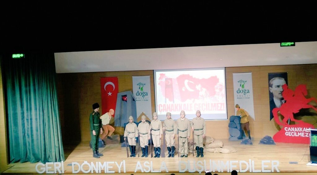 Eskişehir Doğa Koleji olarak 18 Mart ruhunu yaşadık, yaşattık. Çanakkale Zaferimizin 104. yıl dönümünde aziz şehitlerimizi saygı, rahmet ve minnetle anıyoruz. #BirDurusturCanakkale @EdaDadelen3 @DamlaGuvenDG @doga_eskisehir