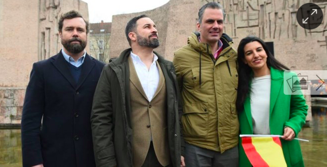 agarciaportela's tweet photo. ¿Verdad amiguitos que no sabéis que  dos de aquí son pareja? 
Pero de la pareja de Podemos sí  sabeis.
¿Verdad amiguitos que no sabéis cómo es casa donde vive la pareja?
Pero de la pareja de Podemos sí lo sabéis.
Ahora, preguntaos por qué. https://t.co/ASFFWjrsg5