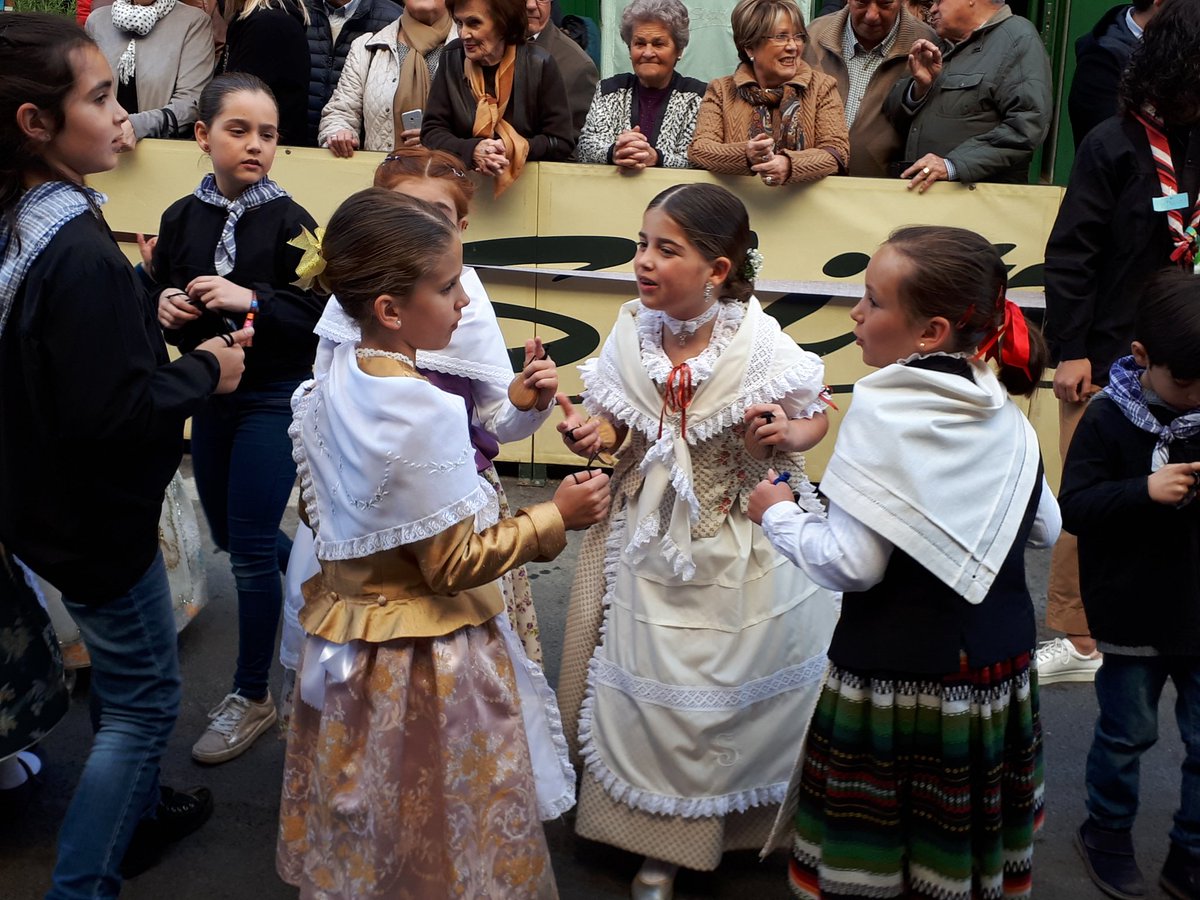 JaimePeris's tweet photo. Esta vesprada Dansà, als carrers del barri de Sant Josep, grans!! Juniors Sant Josep d'Ontinyent 💃🥁 @JSantJosep https://t.co/8HmzwzNpYz
