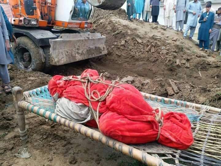 Mukesh_Meghwar's tweet photo. چارپائی پر پڑا رسیوں سے لپٹا یہ کوئی خزانہ نہیں بلکہ ایک نوجوان لڑکی کی لاش ہے ۔ جسے غیرت مند معاشرے کے لوگوں نے غیرت کے نام پر بجلی کی تاروں سے پھندا ڈال کر تڑپا ترپا کر ماردیا ، مردان میں بے رحمانہ طریقے سے بہن کا قتل بھائیوں نے کیا۔ https://t.co/Hrd37BC925