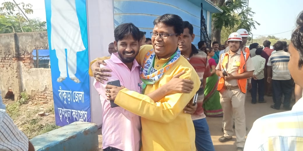 shyamalsantra13's tweet photo. Vote for AITC..
@abhishekaitc @AITCofficial @MamataOfficial @FAM4TMC @derekobrienmp @jmandi249 #LokSabhaElections2019 @SKSabirali026 @SamarpanBhatta5 https://t.co/xDJO8fUaj6