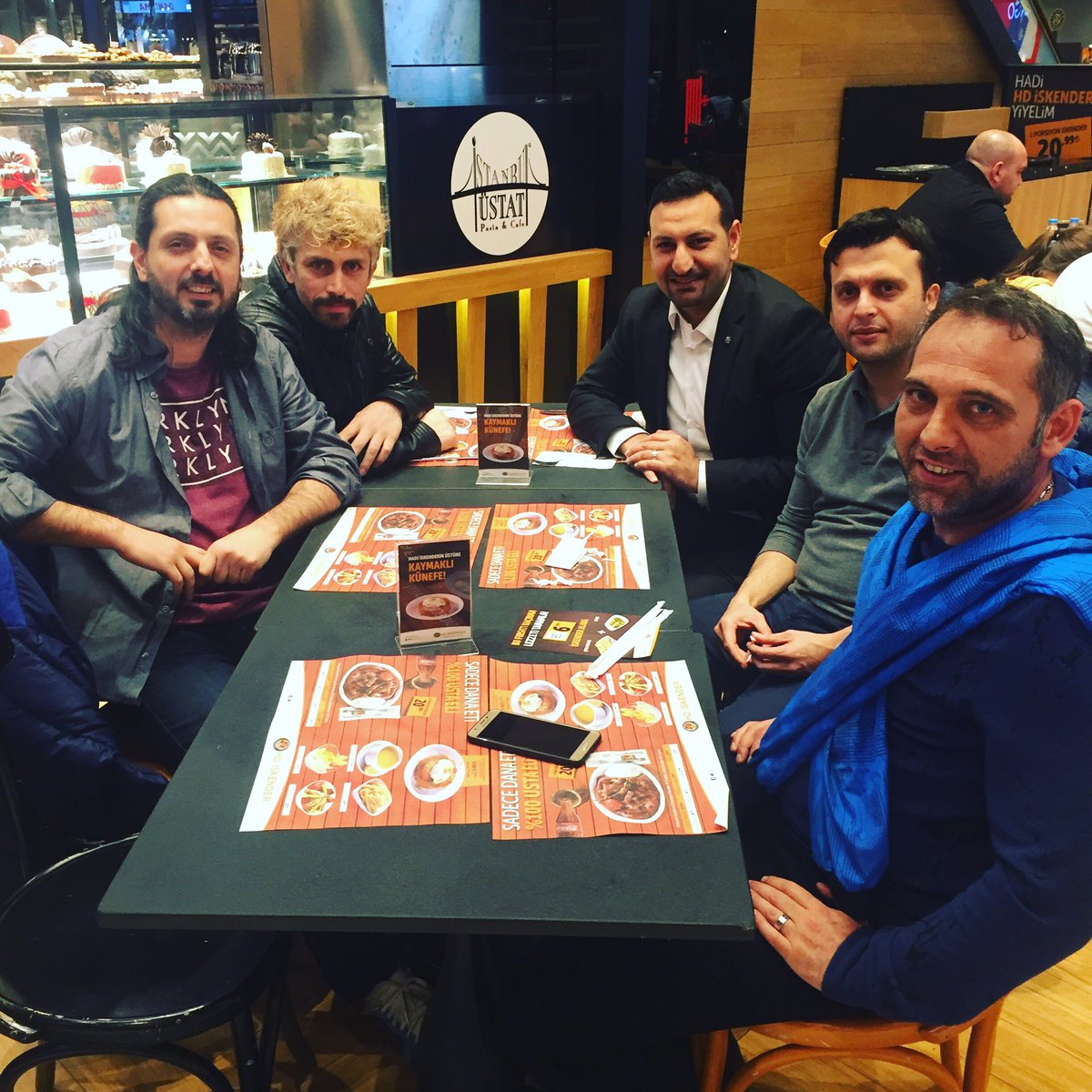 Bu fotografta sadece 5 kisi degil, nagmaglup sampiyon, 27 maclik galibiyet serisi, 89 golle en cok gol atan, en az gol yiyen, ligin gol krali, sezonun kalecisi, bitmeyen futbol sevgisi ve dostluk var... Siz bizi sahalarda <a href="/Kizilyildiz_FC/">Kızılyıldız FC</a> KizilyildizFC diye biliyorsunuz...