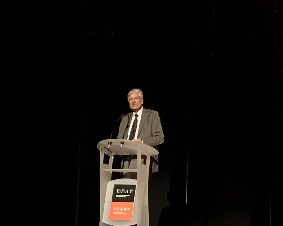 LolaManceau's tweet photo. « Ne cherchez pas à imiter. Soyez unique, soyez Vous »
#MauriceLevy #EFAP #MBADMB #Publicis #RemiseDesDiplomes #2K18 @VincentMontet https://t.co/jwLtyxZIY0