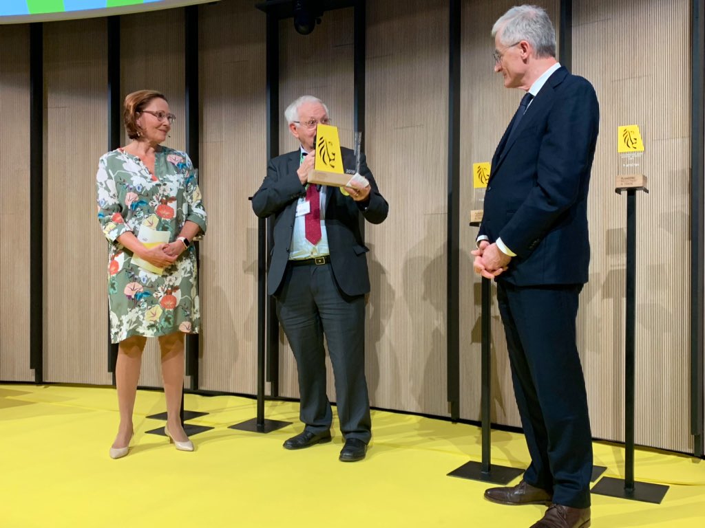 GeertBourgeois's tweet photo. Met trots overhandig ik @DaikinBelux de Lifetime Achievement Trophy 2019. Begonnen als Europese opslagplaats, nu een internationale productie- en R&D-hub. Al 45 jaar een innovatie parel aan de Vlaamse kust. #FITtrophy2019 @InvestFlanders https://t.co/uK16xTlote