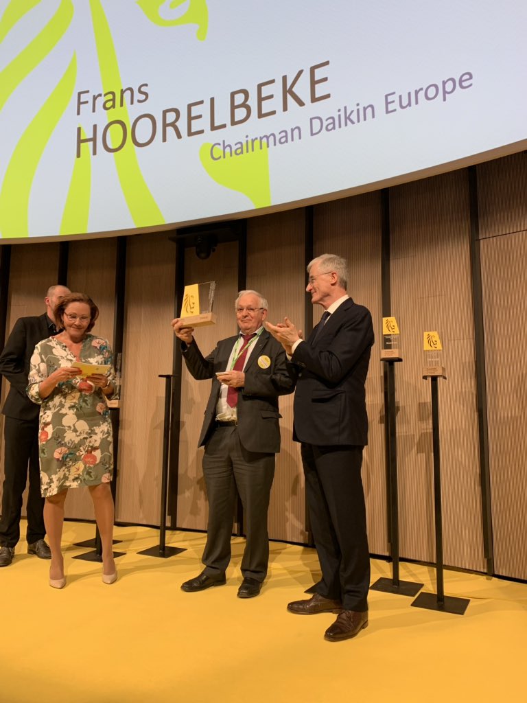 GeertBourgeois's tweet photo. Met trots overhandig ik @DaikinBelux de Lifetime Achievement Trophy 2019. Begonnen als Europese opslagplaats, nu een internationale productie- en R&D-hub. Al 45 jaar een innovatie parel aan de Vlaamse kust. #FITtrophy2019 @InvestFlanders https://t.co/uK16xTlote