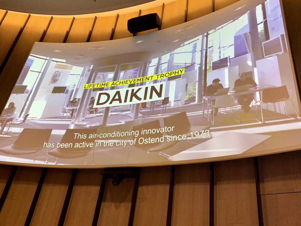 GeertBourgeois's tweet photo. Met trots overhandig ik @DaikinBelux de Lifetime Achievement Trophy 2019. Begonnen als Europese opslagplaats, nu een internationale productie- en R&D-hub. Al 45 jaar een innovatie parel aan de Vlaamse kust. #FITtrophy2019 @InvestFlanders https://t.co/uK16xTlote