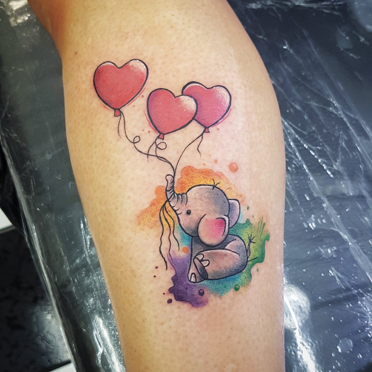 #ElefanteTattoo Hecho por Jonathan Solano #HayMomentosQueDuranParaSiempre #TatuajesyPerforacionesLaClinica #Desde1995 #ElephantTattoo #Elephant #Elefante #MiniTattoo #MiniTattoos #HeartTattoo #WatercolorTattoo #WatercolorDesign #BalloonTattoo #Balloons #AcuarelaTattoo #Acuarela