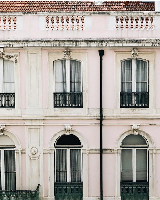 Beatriz_Lab's tweet image. The city with balconies of dreams #Lisbon una ciudad con balcones de ensueño #Lisboa Quizás sea porque estoy obsesionada con diseño interior y balcones últimamente... pero entre el rosa y estas ventanas muero de amor 🥰#visitlisbon #pink ift.tt/2Cq53Ul