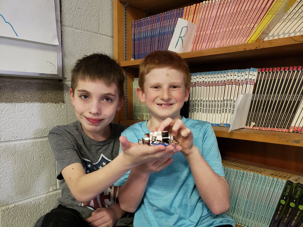 Mrs_Jarman's tweet photo. In science, Miss Amber gave us the pieces to make a lightbulb light up, but let us figure out how to connect the parts! It took a while but we eventually figured out how to make a closed circuit! https://t.co/1YIYRX9SK1