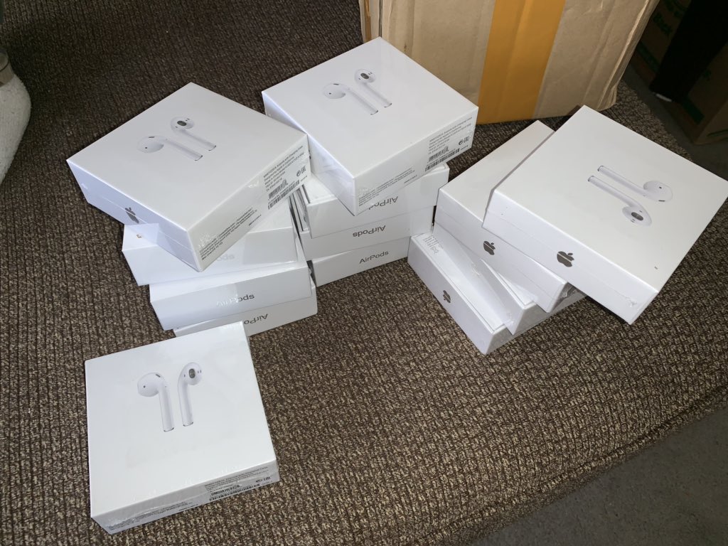 OfficialKing414's tweet image. AirPods for sale #pluggin hit me I ship to 🚢 ‼️
