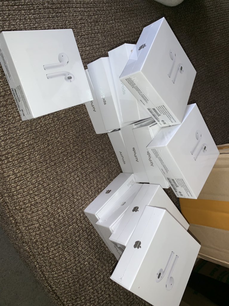 OfficialKing414's tweet image. AirPods for sale #pluggin hit me I ship to 🚢 ‼️