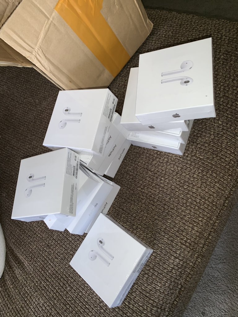 OfficialKing414's tweet image. AirPods for sale #pluggin hit me I ship to 🚢 ‼️
