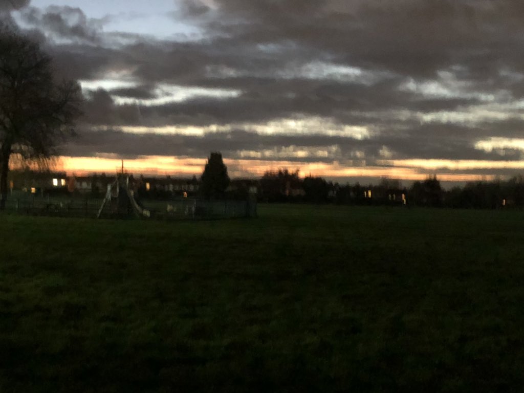 philipwallingon's tweet image. Red sky over #PROWS Cheam is burning