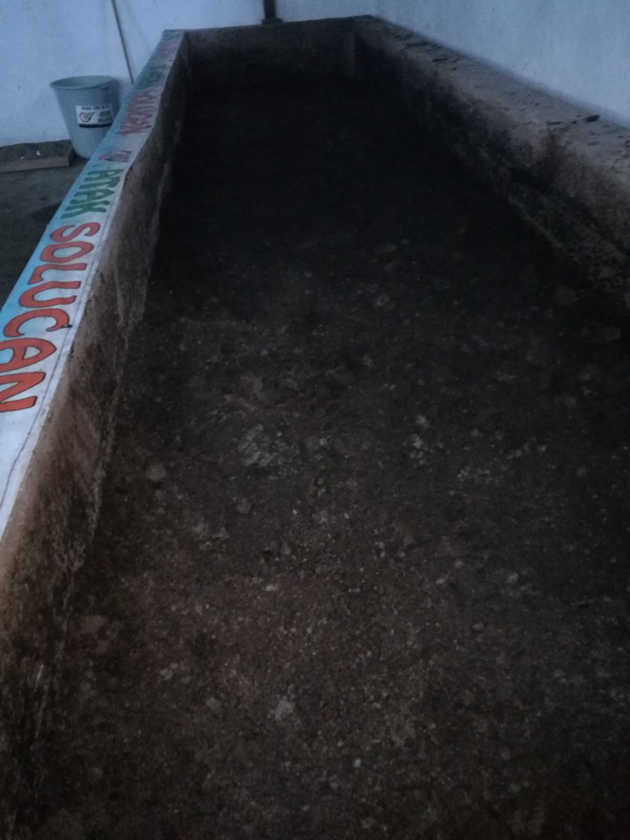 Halil beyin solucanlarını saydık ve otelimize yerleştirdik. Hayırlı uğurlu olsun. #solucan #solucangübresi #ataksolucan #kırmızıkaliforniyasolucanı #kaliforniyasolucanı #organik #organic #worms #mama #kazan #kahramankazan #yenibaşlayanlar #organiktarım