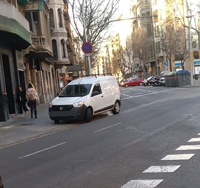 bcnbici's tweet photo. "A ver... tengo que parar un ratito...
Encima de la acera, que los peatones no dirán nada...
Qué querrá decir esta cruz roja y azul? Bah, da igual!
Total, si quito visibilidad a los que giran, qué puede pasar? Que atropellen a alguien? No creo..."
#cochirulos #bolerdos https://t.co/jbUIfvYPkf