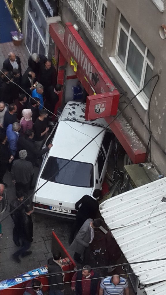 janethuvaj's tweet photo. Ganyan bayiine araç girmiş... https://t.co/FbSqpOJmsG