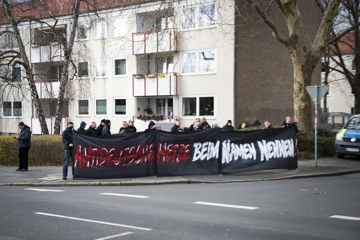 linksunten_goe's tweet photo. 18 #Neonazis auf #Kundgebung am Montag Nachmittag in #Göttingen #Geismar. Unteranderem Jens #Wilke und Europawahlkandidat der Partei "#DieRechte" Dieter #Riefling als Rdner. Ein paar Fotos bei Flickr: https://t.co/F7eUGDLJOC #naziwatchgoe https://t.co/DPCjMXSQo0