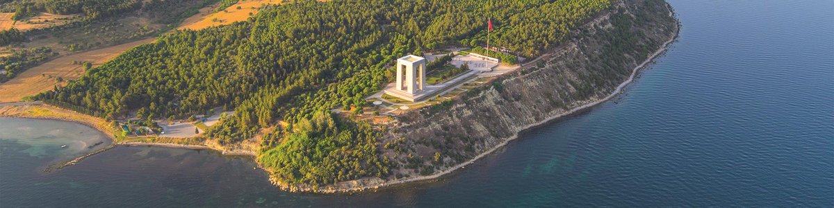 Çanakkale Şehitler Abidesi / Doğan Erginbaş, İsmail Utkular (1944-1960)
Türk tarihinin en unutulmaz direnişlerinden birisi olan Çanakkale Savaşı'nda hayatını kaybeden şehitlerimizin aziz hatırasına yaraşır bir abide için 1944 yılında bir yarışma düzenlendi.
