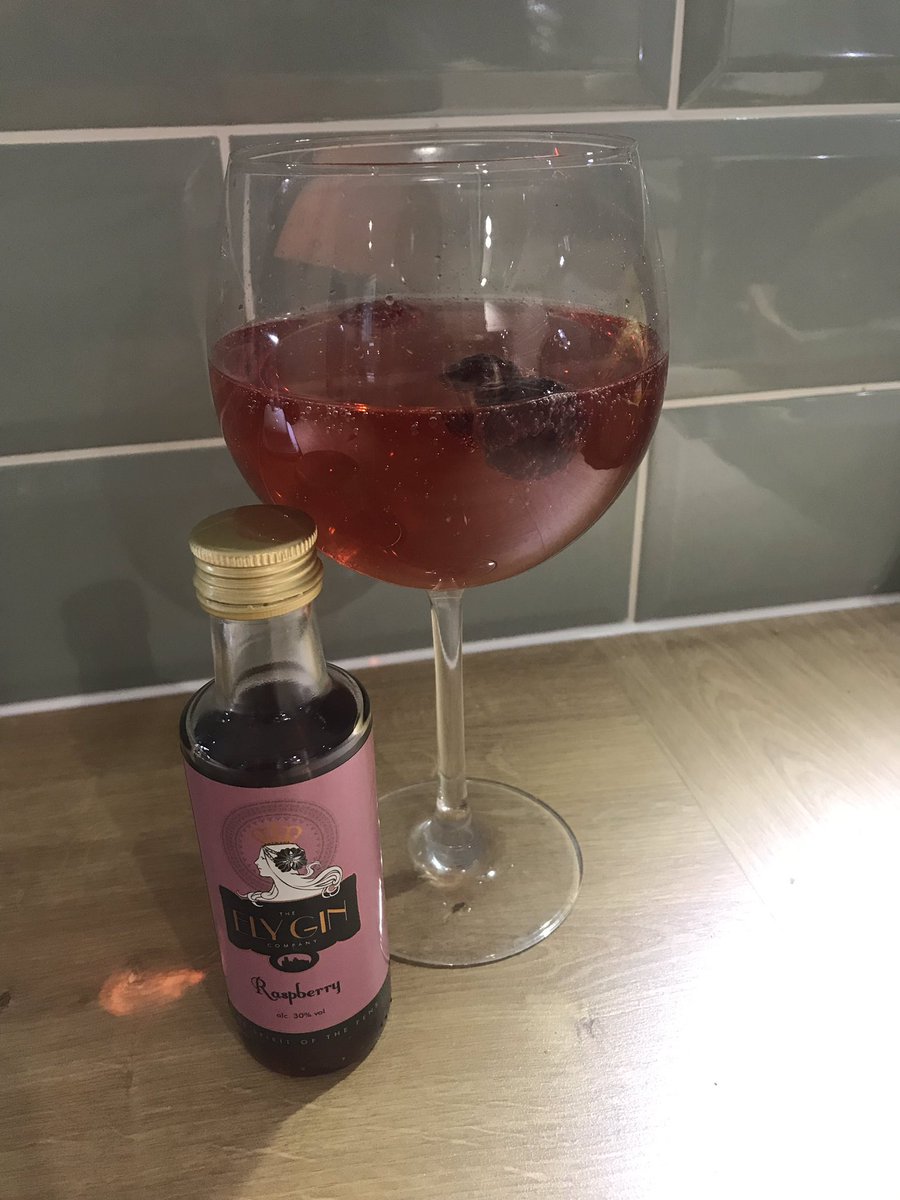beckypau1's tweet image. Thank you @ElyGinCo for this magical moment on a Monday evening #gintastic #raspberrygin #gingoals