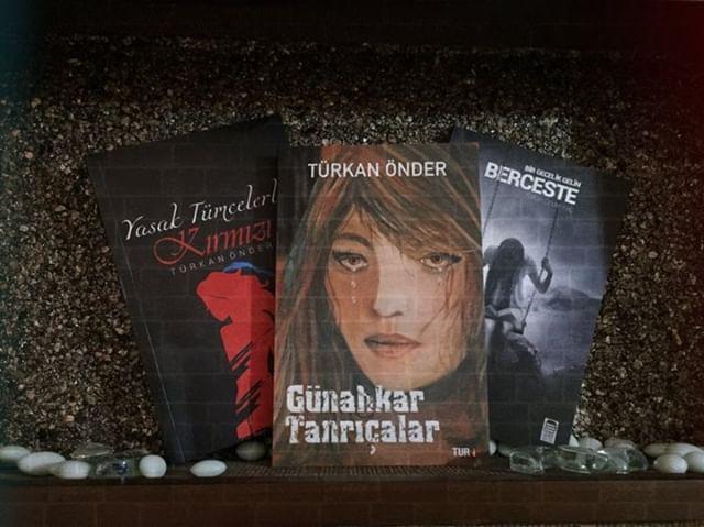 SucluTanrica's tweet photo. Hayatın sundukları ile beklentiler arasında denge kurmaya çalıştım hep,şimdi yokluğunu alıp kendi kalabalığıma gitme zamanı,şimdi aklımla kalbimin dans etme zamanı...

Günahkar Tanrıçalar 
TürkanÖnder 

Bugün 3.kitabıma,4. kızıma kavuştum😊 https://t.co/R5m82mrv1P
