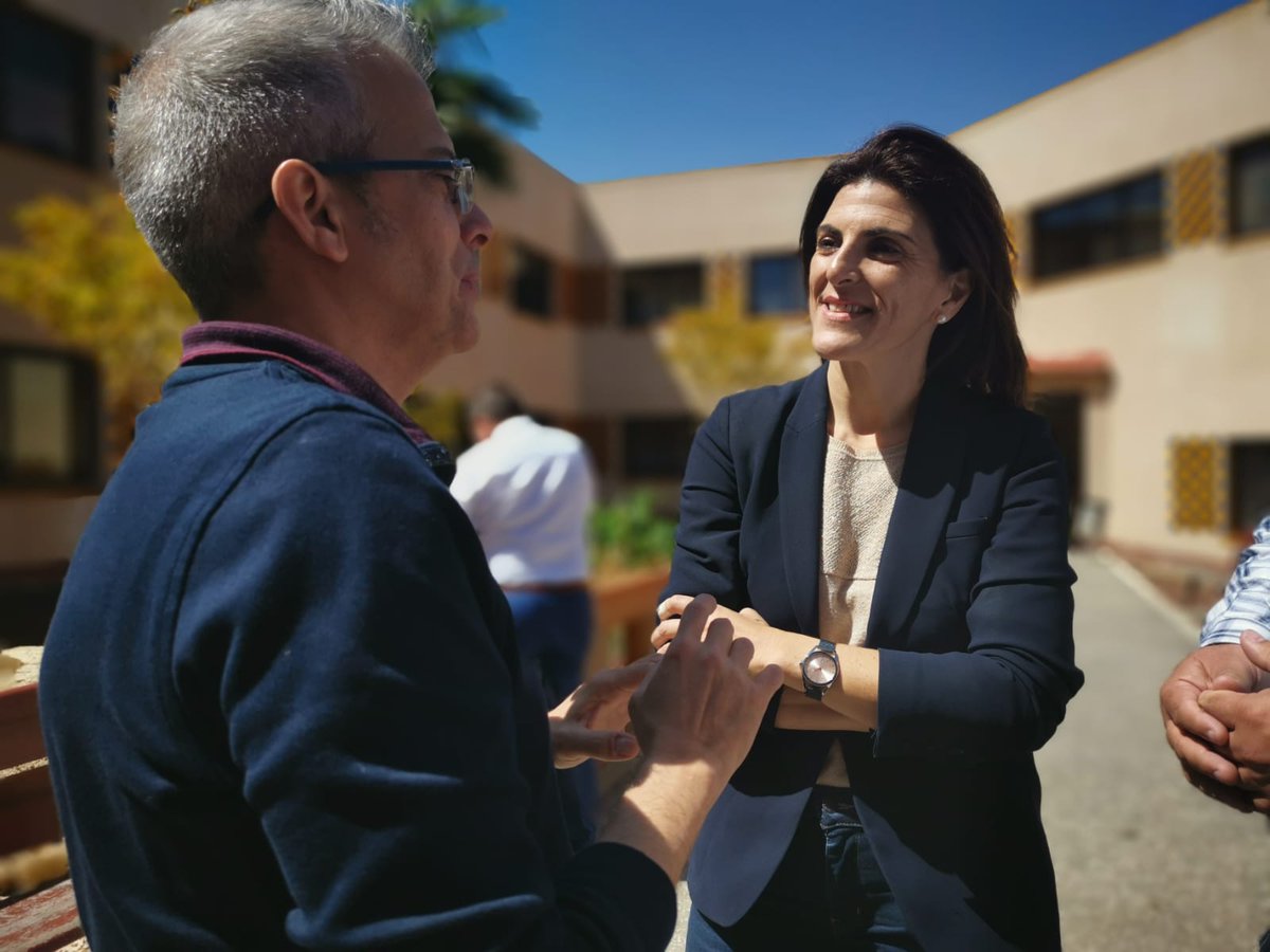 AnaDortaGuia's tweet image. En el @ieselmedano comprobando con @Jonathan_Fumero y @J_D_Regalado las intervenciones realizadas en el centro y enriqueciéndonos de la ilusión e implicación de esta comunidad educativa a través de las interesantes explicaciones de su Director. Enhorabuena, @ieselmedano