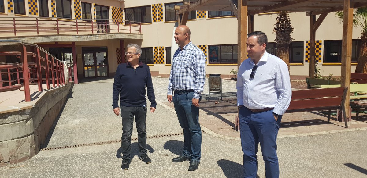 AnaDortaGuia's tweet image. En el @ieselmedano comprobando con @Jonathan_Fumero y @J_D_Regalado las intervenciones realizadas en el centro y enriqueciéndonos de la ilusión e implicación de esta comunidad educativa a través de las interesantes explicaciones de su Director. Enhorabuena, @ieselmedano