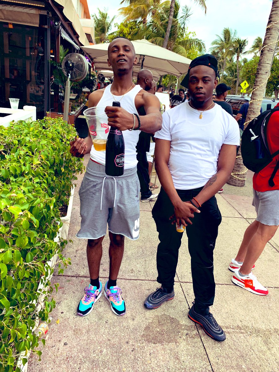 Dharper12's tweet photo. “catch me where the weather be somewhere in the 70s.. call myself settling” 😎🌴☀️  #Miami #SB2k19 #Yamssss #NikeDays✅ https://t.co/6lRnx0ViFS