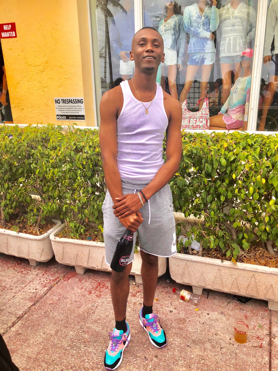 Dharper12's tweet photo. “catch me where the weather be somewhere in the 70s.. call myself settling” 😎🌴☀️  #Miami #SB2k19 #Yamssss #NikeDays✅ https://t.co/6lRnx0ViFS