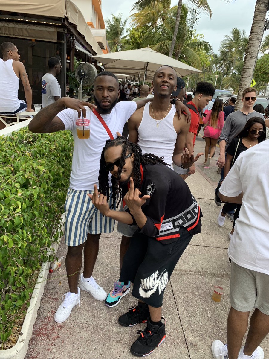 Dharper12's tweet photo. “catch me where the weather be somewhere in the 70s.. call myself settling” 😎🌴☀️  #Miami #SB2k19 #Yamssss #NikeDays✅ https://t.co/6lRnx0ViFS