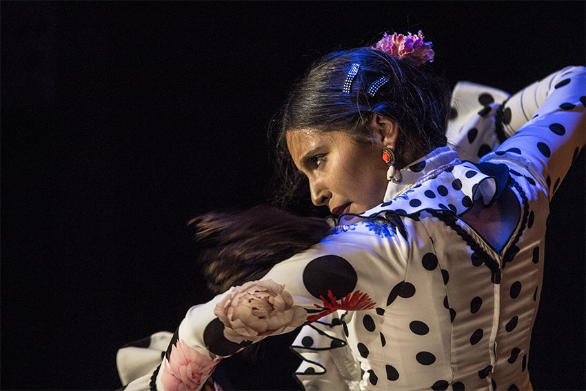 Malacateros's tweet photo. Llegaba el turno de Claudia 'La Debla', que comenzaba su actuación, organizada por El Malacate #Flamenco en el @teatro_apolo, por #Tarantos rematados por #Tangos, acompañada por Manuel Heredia al cante y por Antonio de la Luz a la guitarra https://t.co/3xPL9FoPop